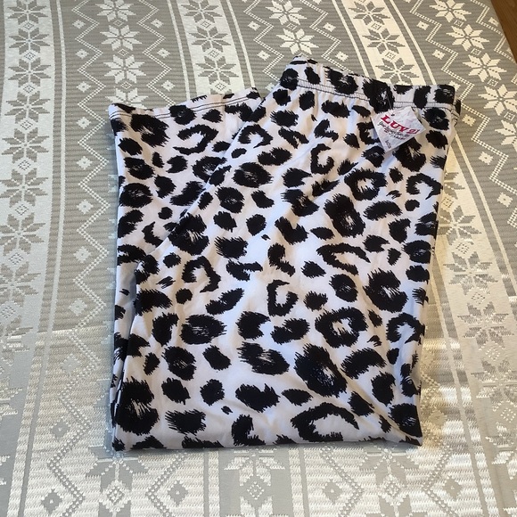 Capris Women’s Plus Curvy Leopard Print - Picture 6 of 6